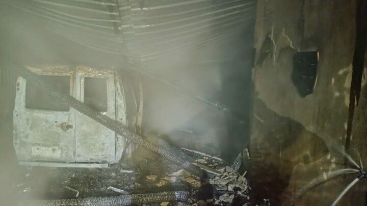 Incêndio destrói garagem com carro e motocicleta em SC