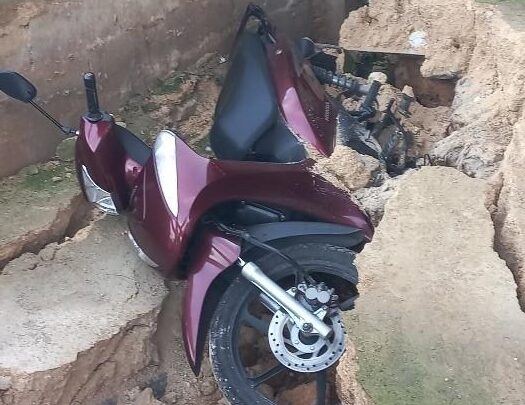 Muro desaba e moto é soterrada em Tubarão