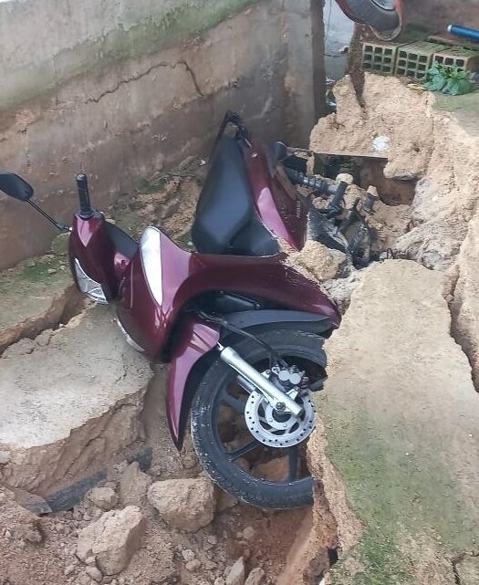 Muro desaba e moto é soterrada em Tubarão Muro desaba e moto é soterrada em Tubarão