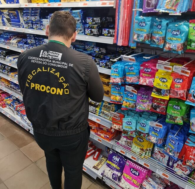 Procon de Chapecó realiza fiscalização em supermercados Procon de Chapecó realiza fiscalização em supermercados