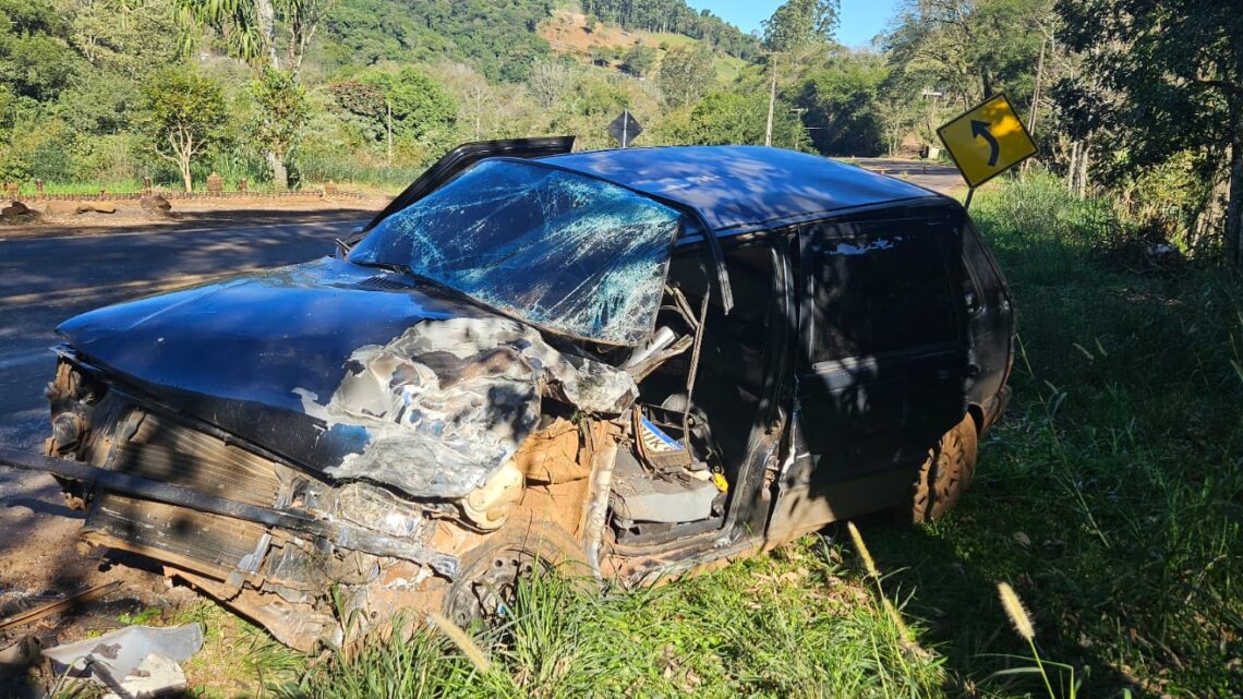 Colisão frontal deixa dois feridos na SC-160 em Saudades Colisão frontal deixa dois feridos na SC-160 em Saudades