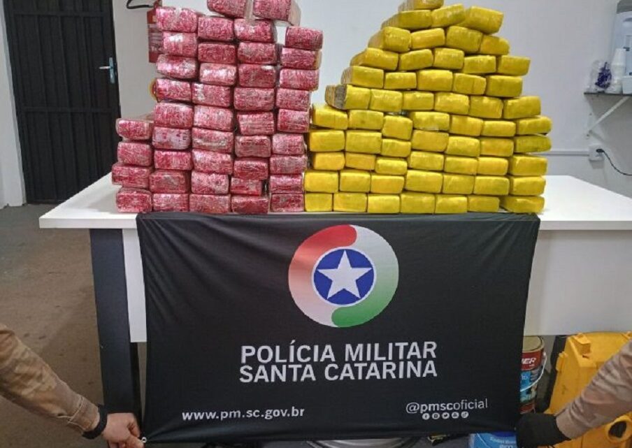 Polícia apreende mais de 86 kg de maconha em veículo que seguia para Chapecó Polícia apreende mais de 86 kg de maconha em veículo que seguia para Chapecó