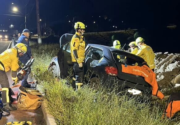 Homem fica ferido após carro sair da pista e bater em poste em Chapecó