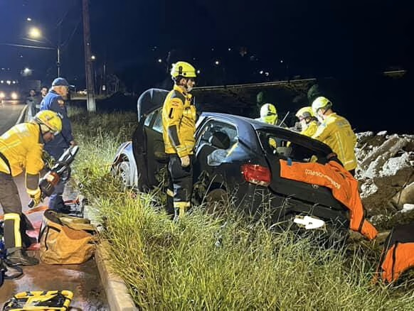 Homem fica ferido após carro sair da pista e bater em poste em Chapecó Homem fica ferido após carro sair da pista e bater em poste em Chapecó