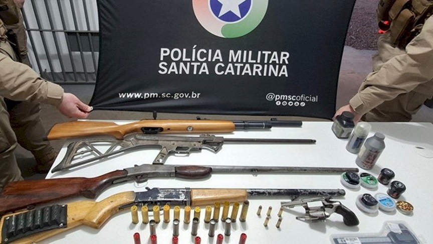Homem é preso por posse irregular de armas de fogo em Chapecó Homem é preso por posse irregular de armas de fogo em Chapecó