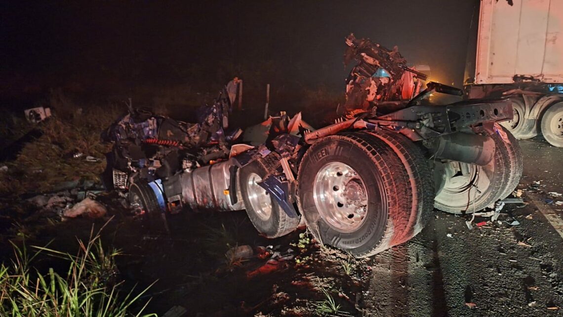 Colisão frontal entre caminhões deixa motorista morto na SC-416 Colisão frontal entre caminhões deixa motorista morto na SC-416