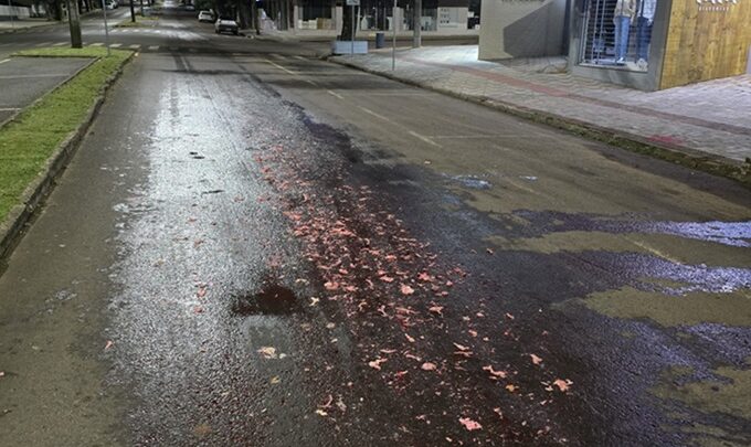 Caminhão derrama vísceras em avenida e bombeiros são acionados em Xaxim