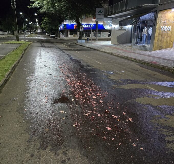 Caminhão derrama vísceras em avenida e bombeiros são acionados em Xaxim Caminhão derrama vísceras em avenida e bombeiros são acionados em Xaxim