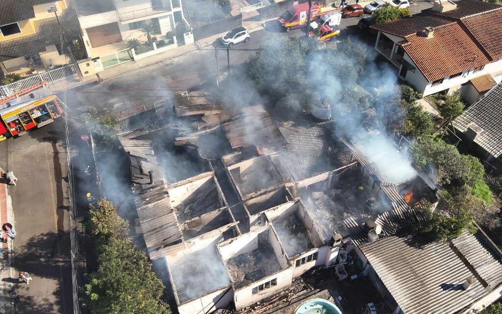 Casa é destruída por incêndio e bombeiros precisam de 20 mil litros de água para conter chamas; veja as imagens Casa é destruída por incêndio e bombeiros precisam de 20 mil litros de água para conter chamas; veja as imagens