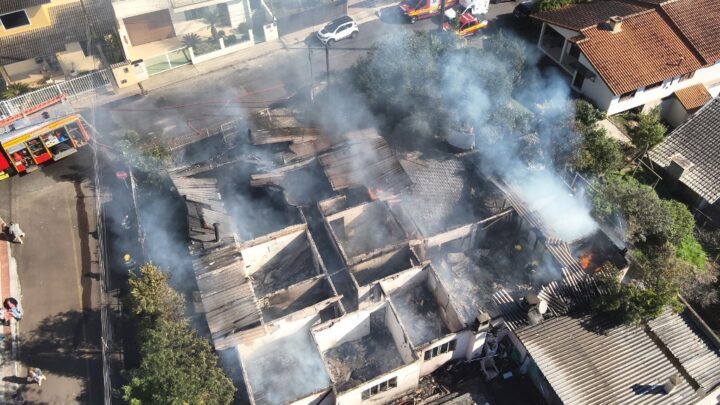 Casa é destruída por incêndio e bombeiros precisam de 20 mil litros de água para conter chamas; veja as imagens