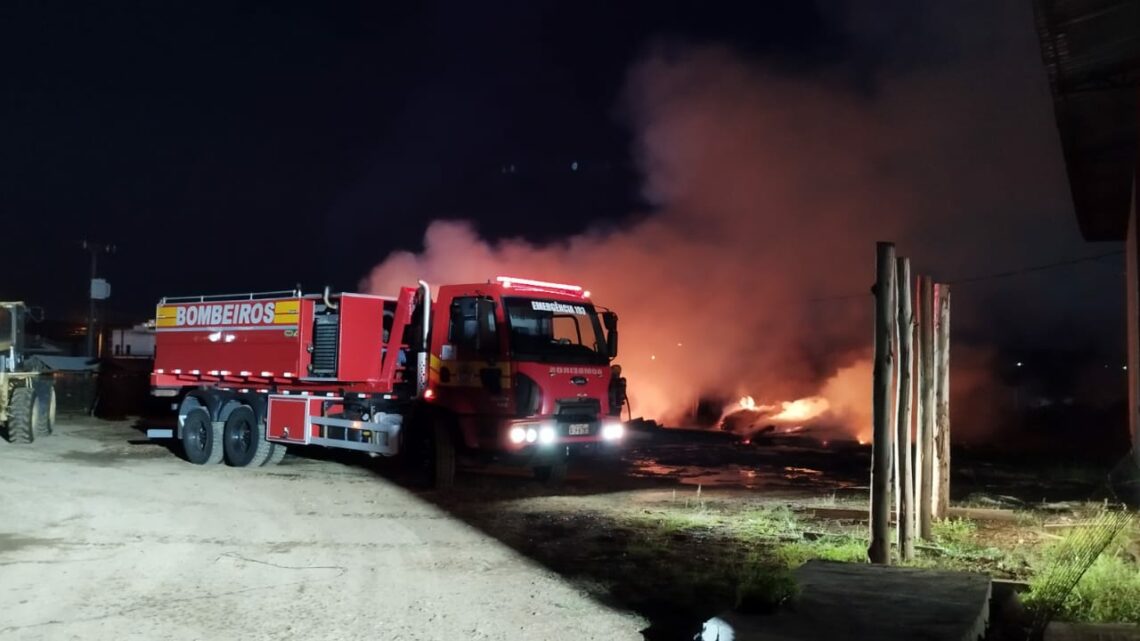 Incêndio atinge depósito de madeiras laminadas em Ponte Serrada
