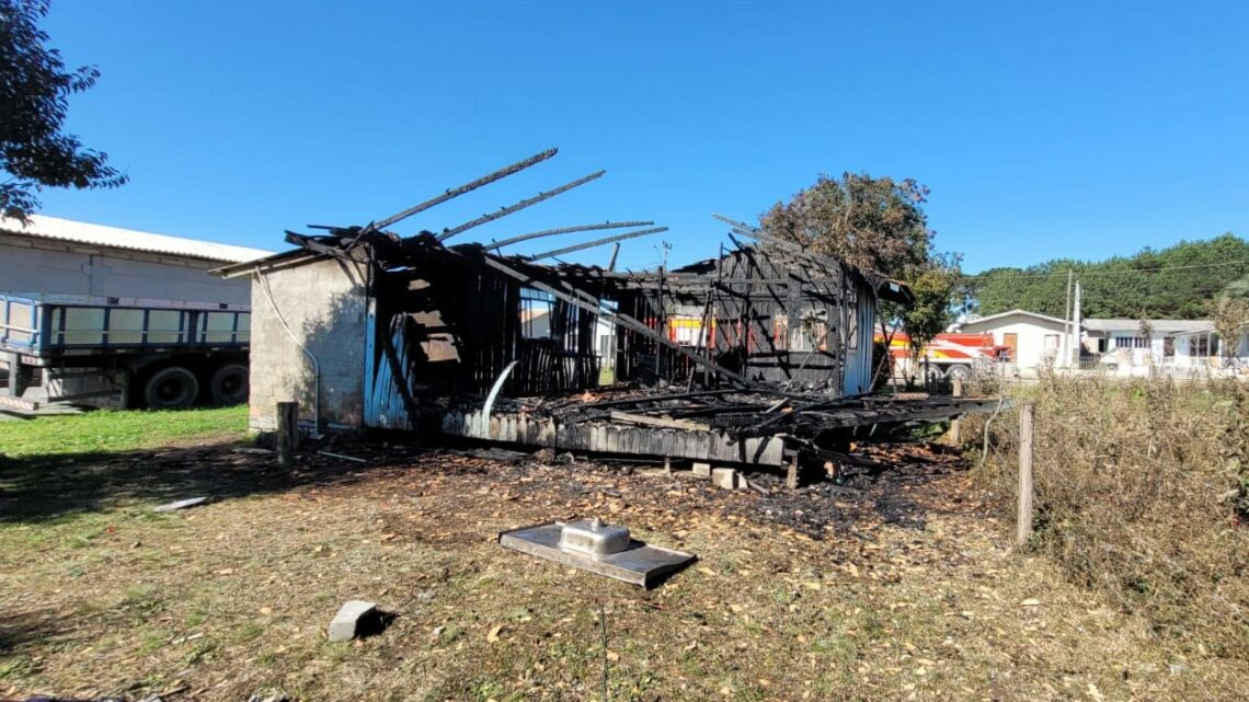 Mãe acorda com gritos de vizinhos e salva filhos de incêndio em residência Mãe acorda com gritos de vizinhos e salva filhos de incêndio em residência