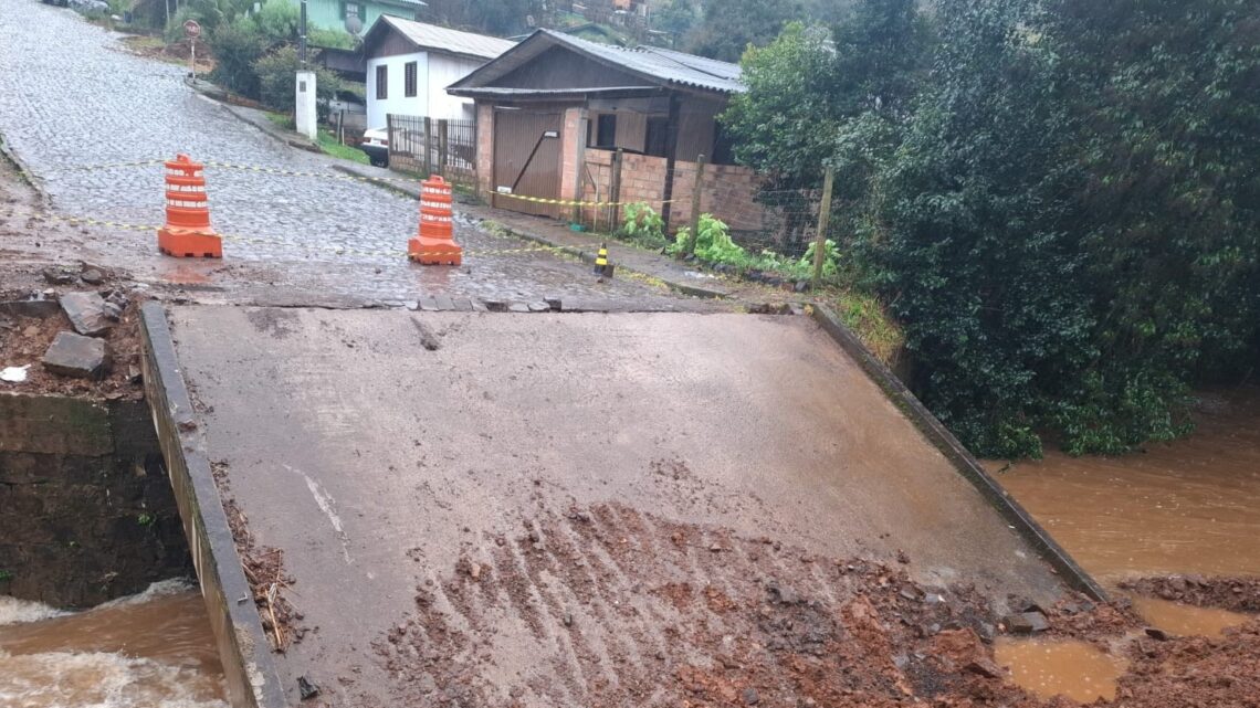 Ponte desaba após chuvas intensas em Ponte Serrada Ponte desaba após chuvas intensas em Ponte Serrada