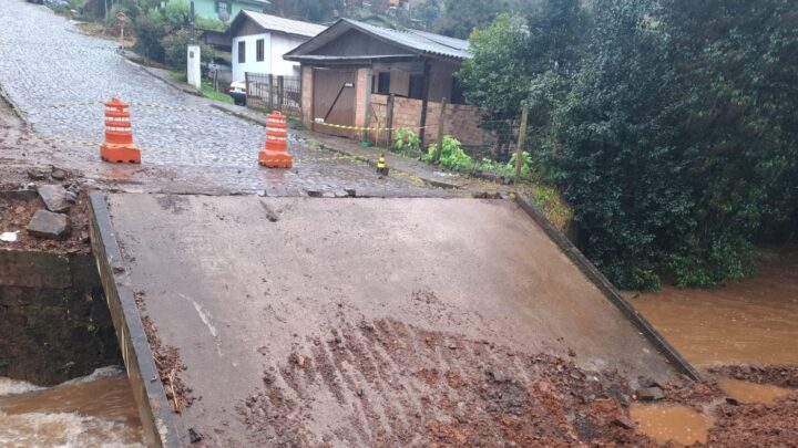 Ponte desaba após chuvas intensas em Ponte Serrada