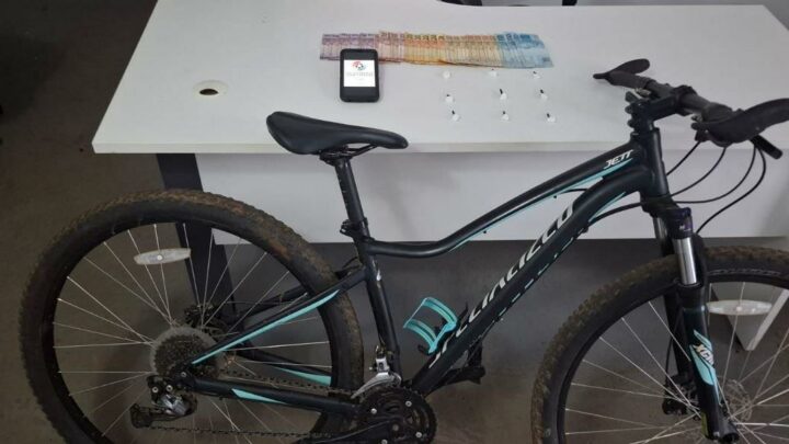 Polícia Militar apreende drogas e recupera bicicleta furtada em Chapecó
