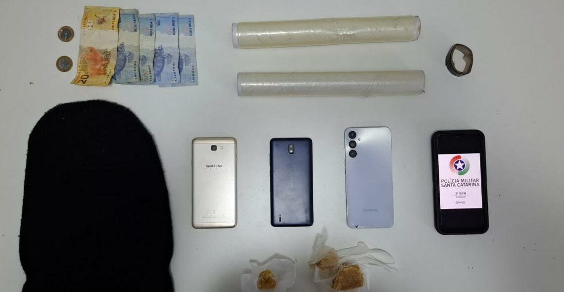 Homem é preso por tráfico de drogas em Chapecó; suspeito usava tornozeleira eletrônica Homem é preso por tráfico de drogas em Chapecó; suspeito usava tornozeleira eletrônica