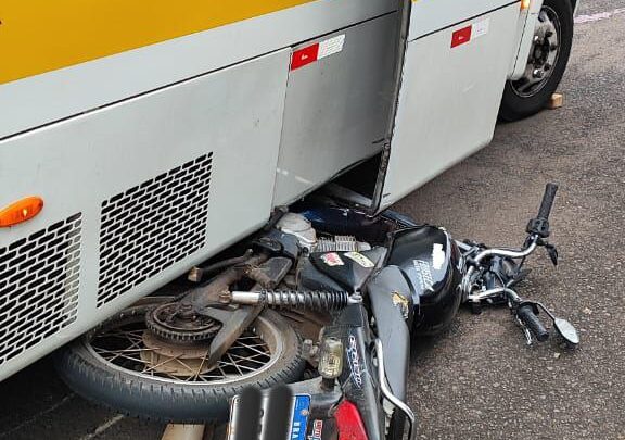 Motociclista fica em estado grave após colisão com ônibus em Chapecó