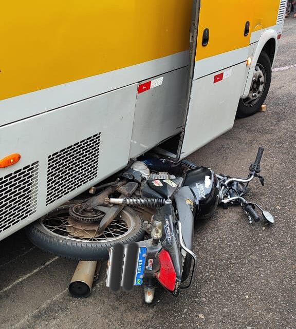 Motociclista fica em estado grave após colisão com ônibus em Chapecó Motociclista fica em estado grave após colisão com ônibus em Chapecó