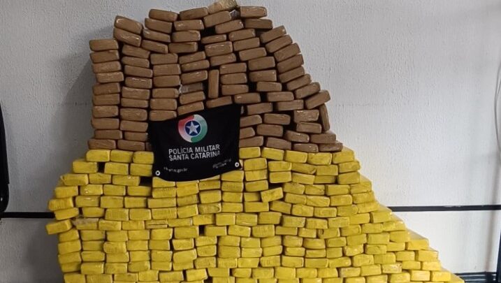 Homem e mulher são presos com quase 200 kg de maconha em carro com placas clonadas