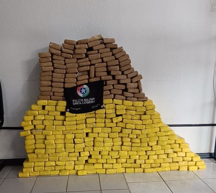 Homem e mulher são presos com quase 200 kg de maconha em carro com placas clonadas Homem e mulher são presos com quase 200 kg de maconha em carro com placas clonadas