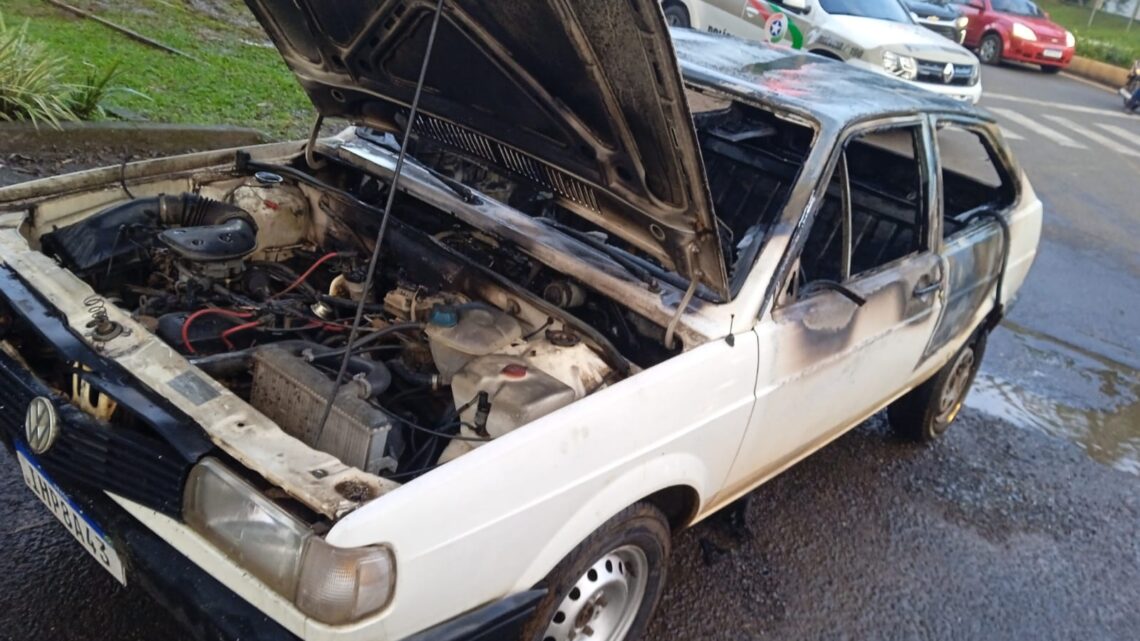 Mulher coloca fogo em carro após polícia informar que recolheria veículo em Piratuba Mulher coloca fogo em carro após polícia informar que recolheria veículo em Piratuba