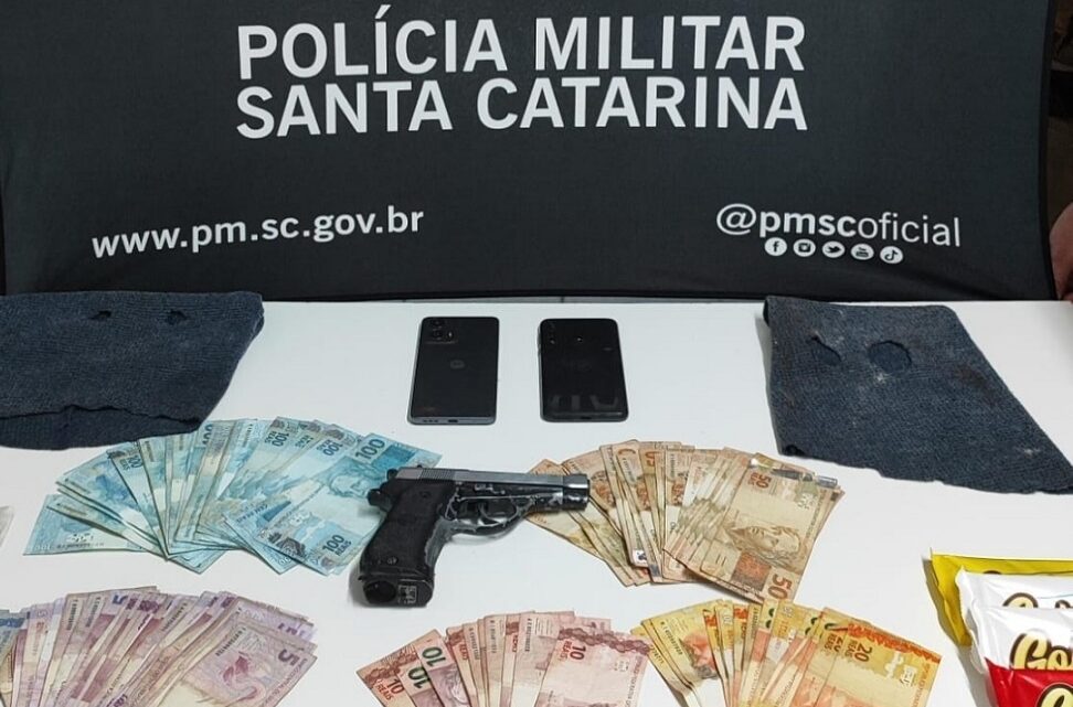 Quatro pessoas são presas após roubo a supermercado em Xaxim Quatro pessoas são presas após roubo a supermercado em Xaxim