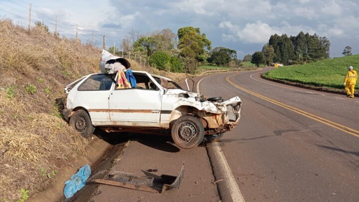 Motorista morre ao ser jogado para fora de carro em capotamento no Oeste
