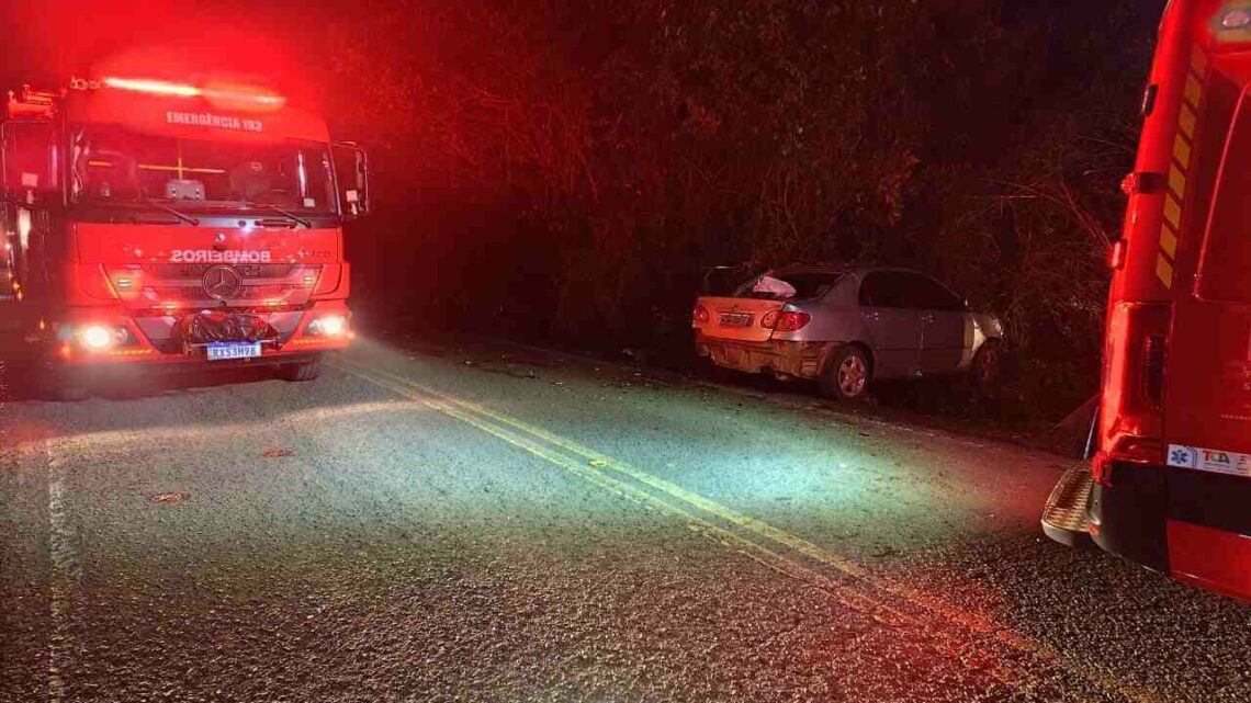 Três são socorridos após carro sair da pista e colidir em árvores na SC-482 Três são socorridos após carro sair da pista e colidir em árvores na SC-482