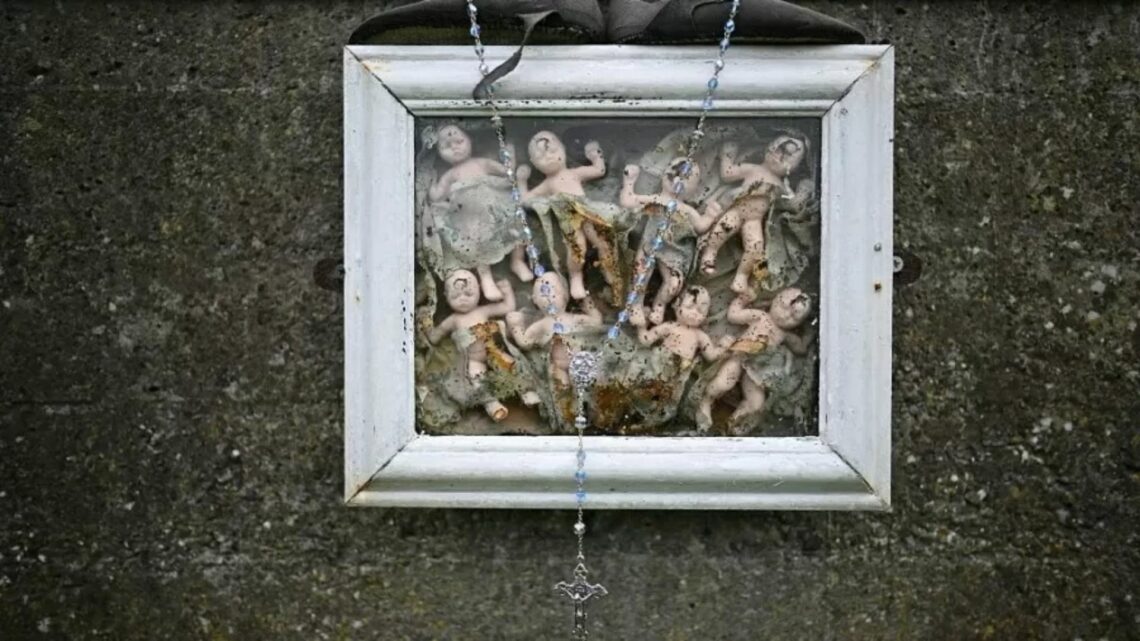Escavação em vala comum busca restos mortais de 796 bebês Escavação em vala comum busca restos mortais de 796 bebês