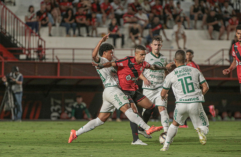 Chapecoense empata com o Atlético-GO no Antônio Accioly