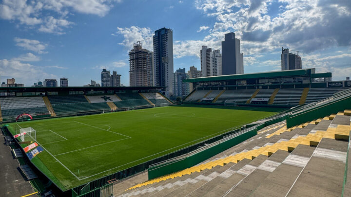 Iluminação da Arena Condá começa a ser trocada
