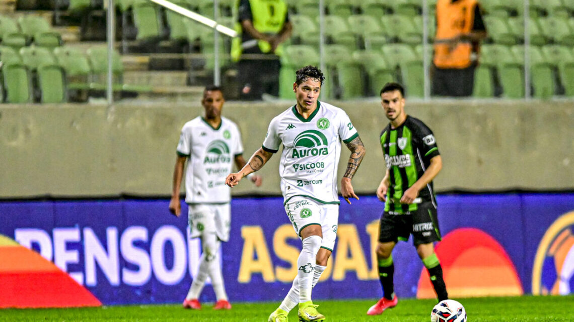 Chape vence o América-MG no Independência e entra no G4 Chape vence o América-MG no Independência e entra no G4