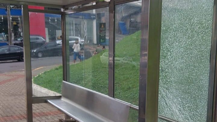 Manutenção de abrigos de ônibus segue em Chapecó, mas vandalismo atrapalha avanços