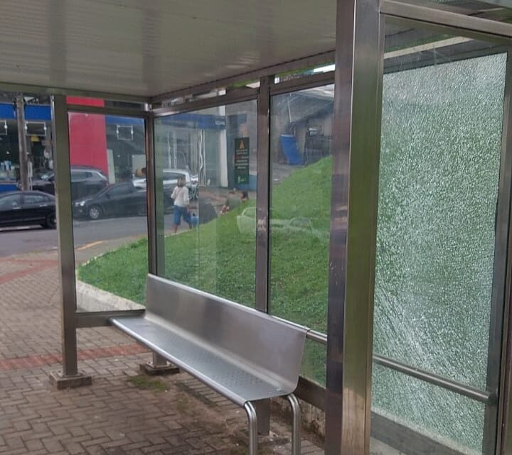 Manutenção de abrigos de ônibus segue em Chapecó, mas vandalismo atrapalha avanços Manutenção de abrigos de ônibus segue em Chapecó, mas vandalismo atrapalha avanços