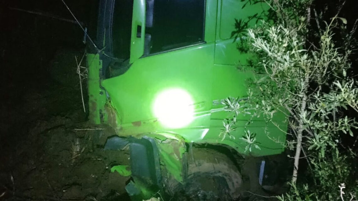 Caminhão despenca em barranco e para em córrego na SC-390 em Anita Garibaldi