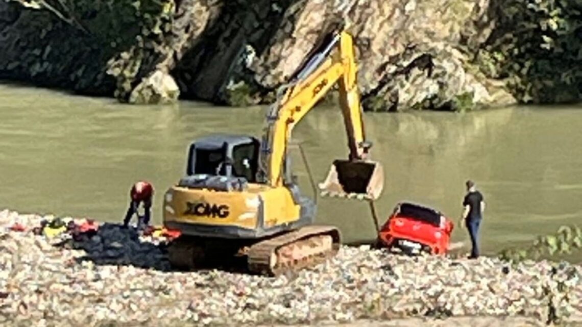 Carro cai em rio e jovem de 18 anos morre em SC Carro cai em rio e jovem de 18 anos morre em SC