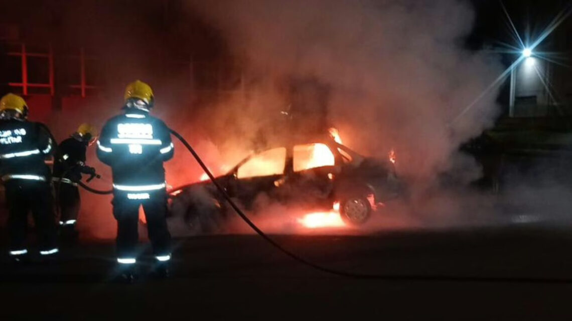 Carro é consumido por incêndio no centro de Santa Cecília Carro é consumido por incêndio no centro de Santa Cecília