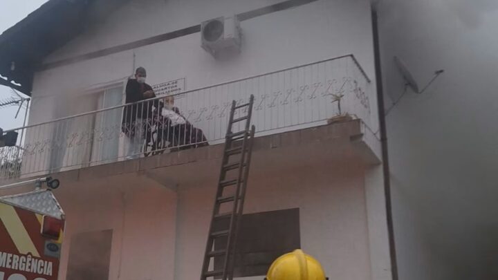Casal de idosos é resgatado de incêndio em residência no Norte de SC