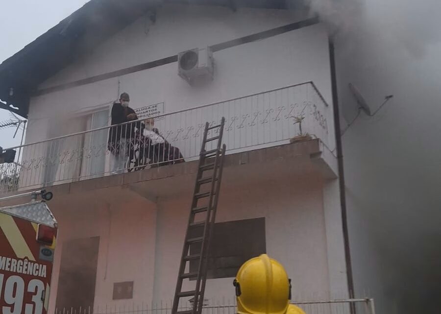 Casal de idosos é resgatado de incêndio em residência no Norte de SC Casal de idosos é resgatado de incêndio em residência no Norte de SC