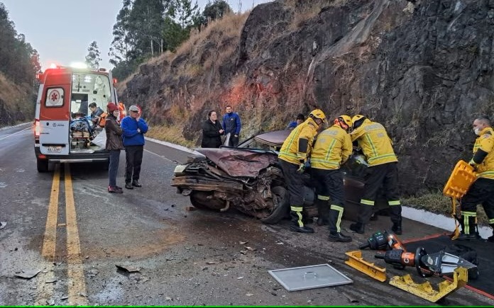 Colisão entre carro e caminhonete deixa feridos no Oeste de SC Colisão entre carro e caminhonete deixa feridos no Oeste de SC