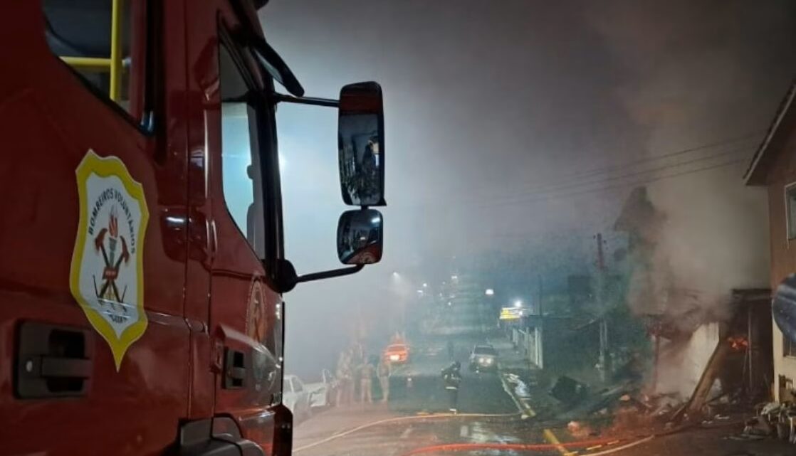 Corpo carbonizado é encontrado em casa consumida por incêndio em SC