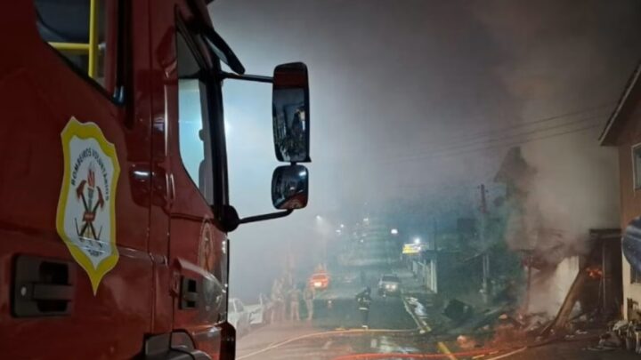 Corpo carbonizado é encontrado em casa consumida por incêndio em SC