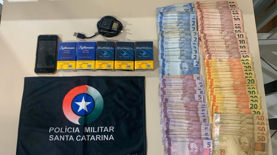 Dupla é presa por roubar posto de combustíveis em SC Dupla é presa por roubar posto de combustíveis em SC