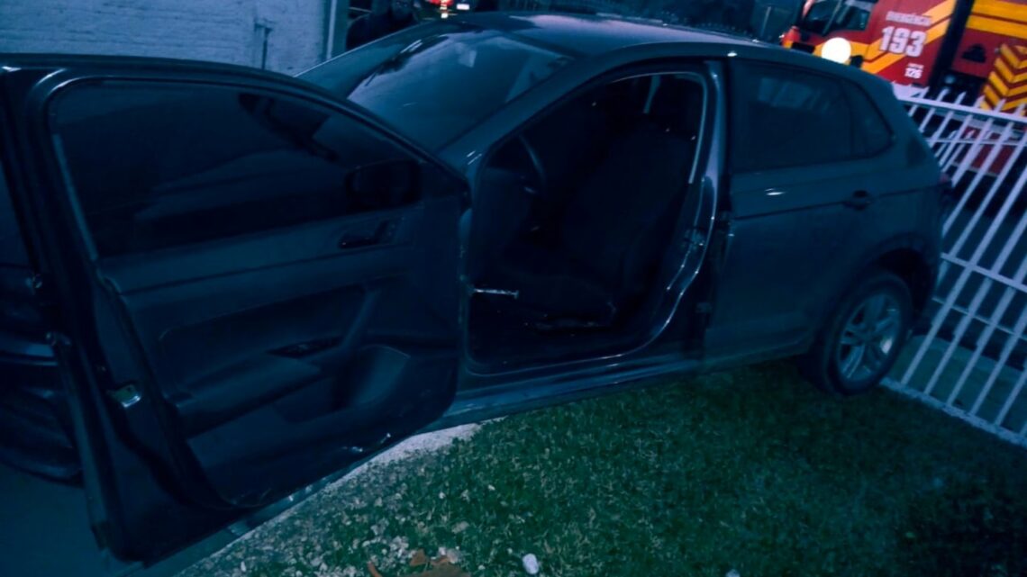 Homem morre ao ser prensado por carro na própria garagem em SC