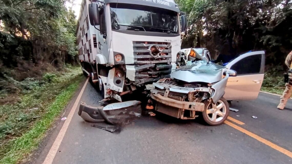 Colisão frontal entre carro e caminhão deixa uma mulher morta na SC-283 em Guatambu Colisão frontal entre carro e caminhão deixa uma mulher morta na SC-283 em Guatambu