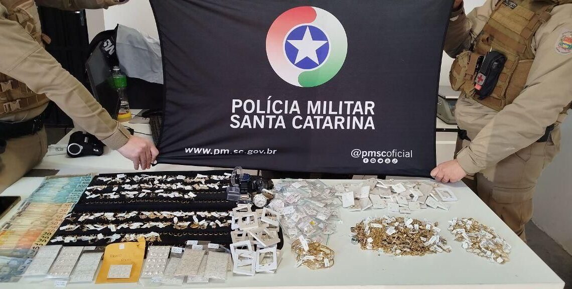 PM prende autor de furto e recupera jóias avaliadas em R$ 1 milhão em shopping de Chapecó PM prende autor de furto e recupera jóias avaliadas em R$ 1 milhão em shopping de Chapecó