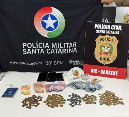 Ação conjunta entre Polícia Militar e Polícia Civil resulta em apreensão de drogas e quatro pessoas detidas em Xanxerê Ação conjunta entre Polícia Militar e Polícia Civil resulta em apreensão de drogas e quatro pessoas detidas em Xanxerê