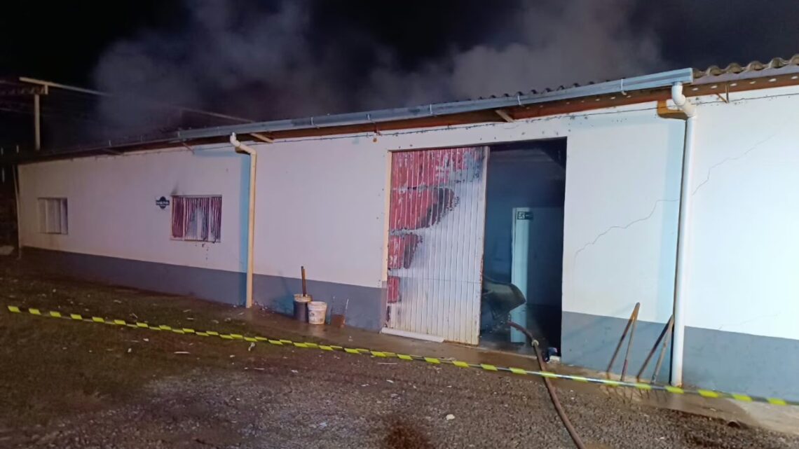 Incêndio destrói alojamento de empresa no Oeste de SC Incêndio destrói alojamento de empresa no Oeste de SC