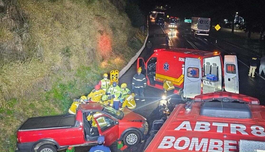 Motorista fica preso às ferragens ao colidir com caminhão na BR-282 Motorista fica preso às ferragens ao colidir com caminhão na BR-282