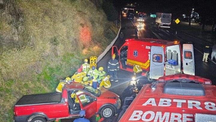 Motorista fica preso às ferragens ao colidir com caminhão na BR-282